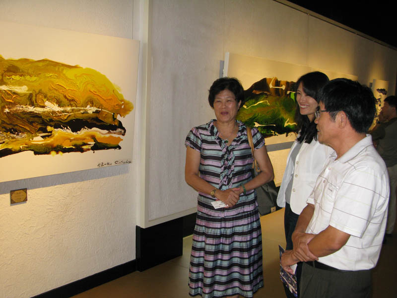 久億集團董事長夫婦與台北新藝術博覽會展覽總監陳臆貴女士相談甚歡